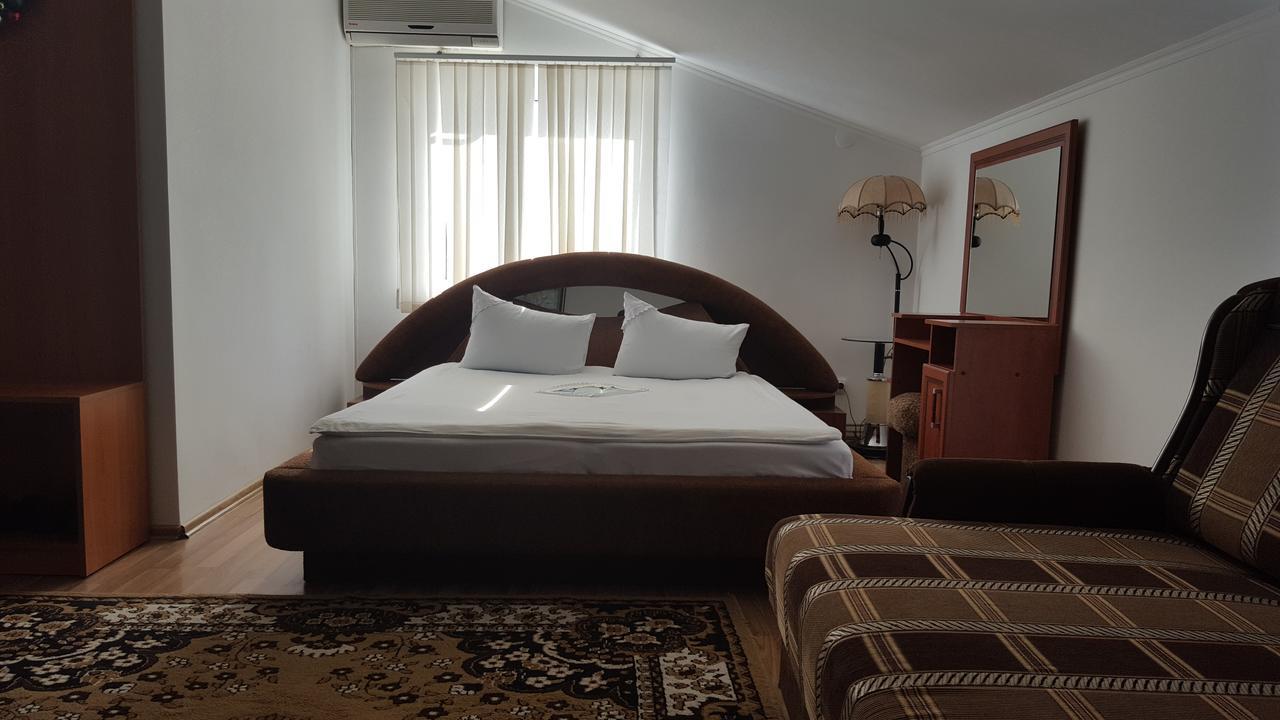 Hotel Confort Drochia Exterior photo
